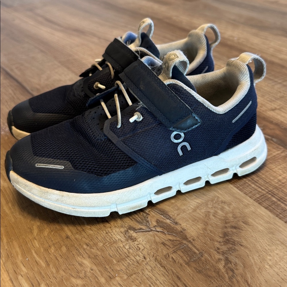 Boys On Cloud Play kids' sneakers